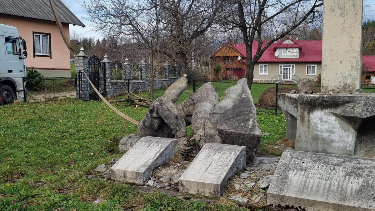 На Прикарпатті декомунізували пам'ятник радянському окупанту