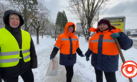 "Щоб не обморозитись й доріжки розчистити" — як працюють Калуські комунальники в перші дні зими?