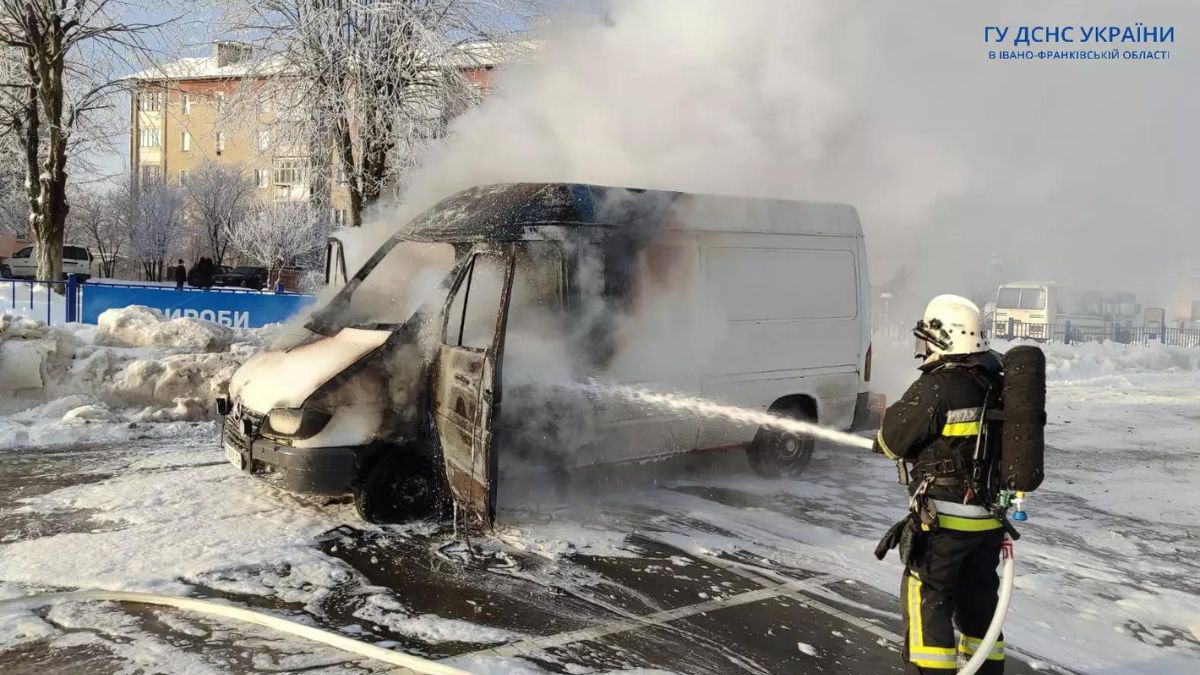 горів бус у Долині