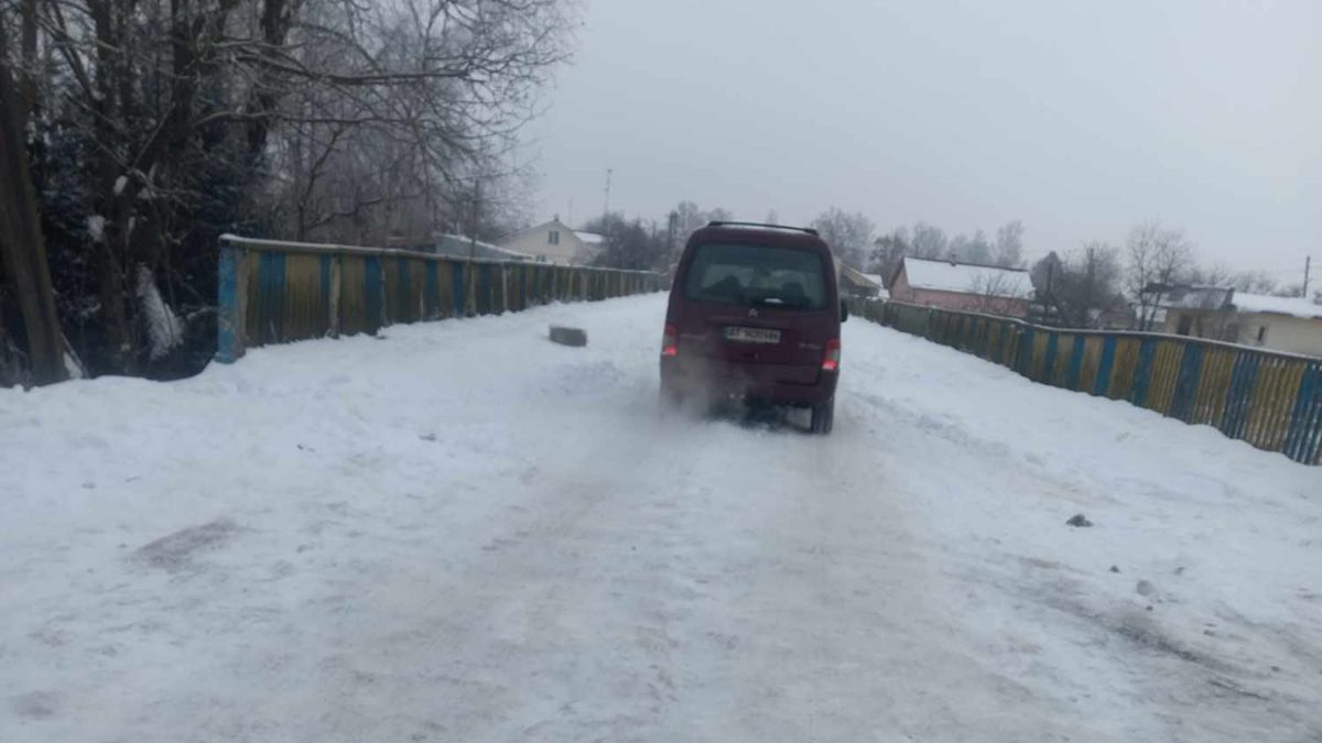 Аварійним мостом у Рожнятові поїхали автівки