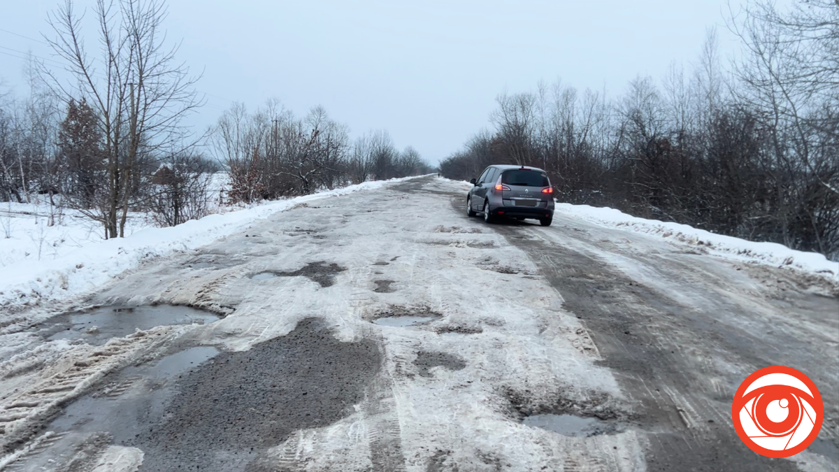 Об‘їзна дорога Рожнятова всіяна кратерами, а альтернативи проїзду немає