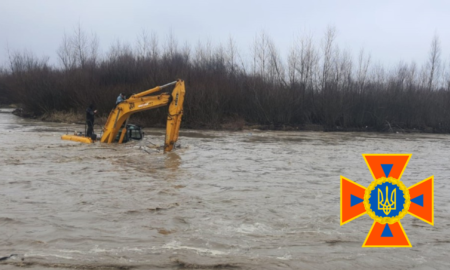 На Прикарпатті втонув трактор. Діставали рятувальники