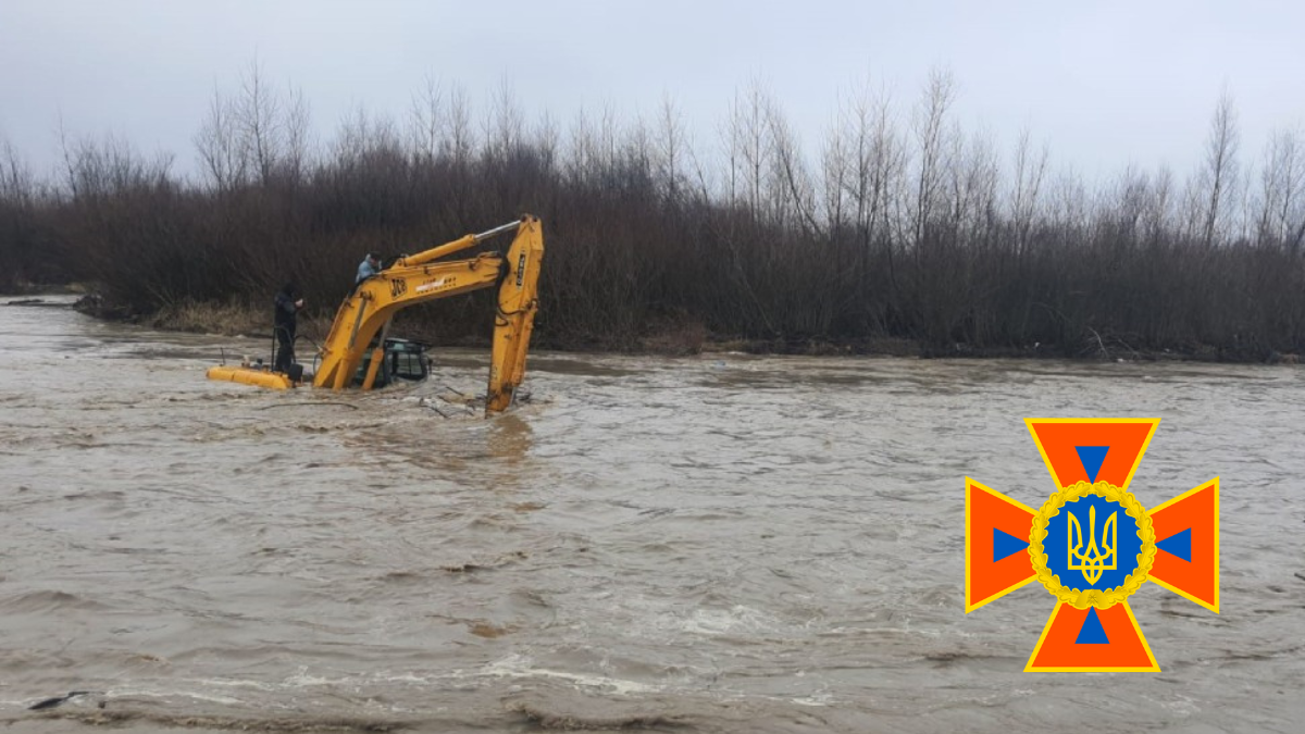 На Прикарпатті втонув трактор. Діставали рятувальники