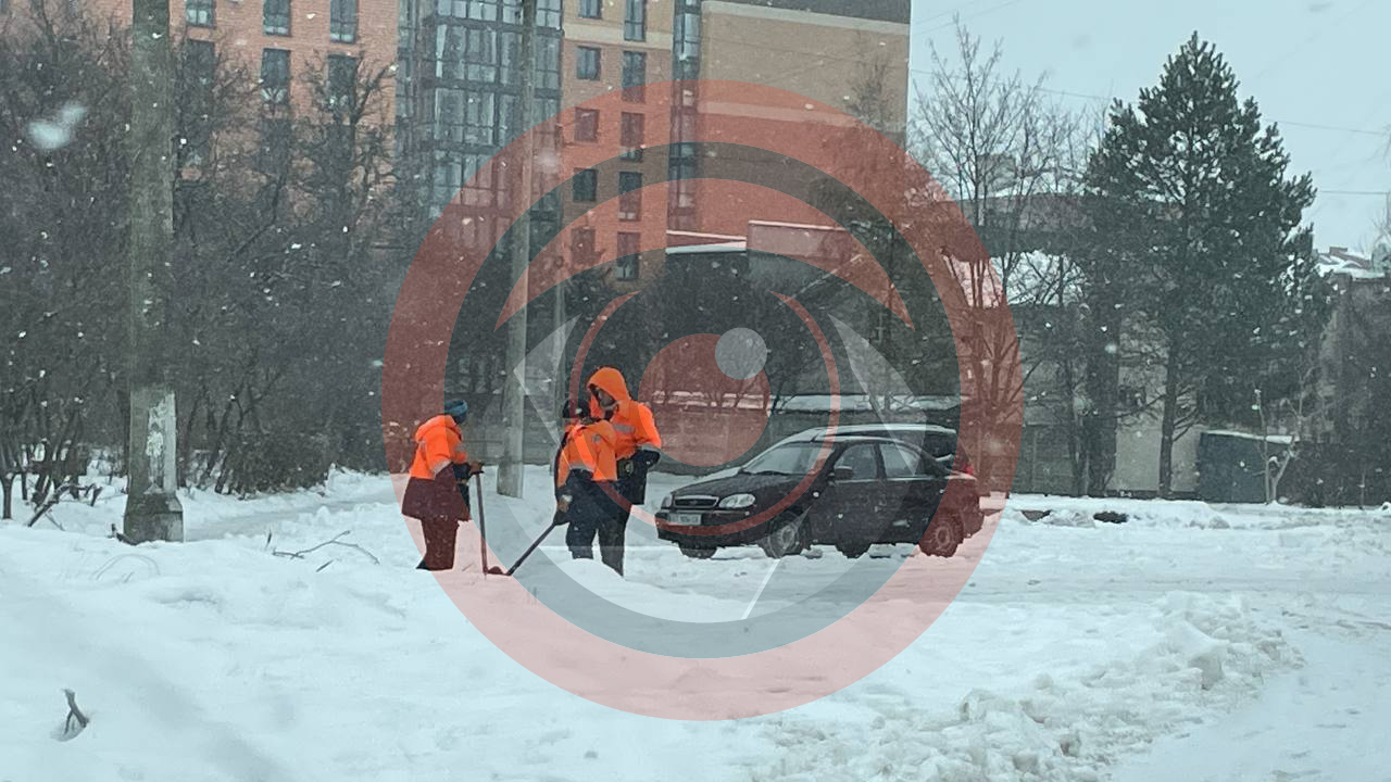 "Виправдовуватись не будемо" — дорожники пояснили, чому в Калуші сніжно і слизько