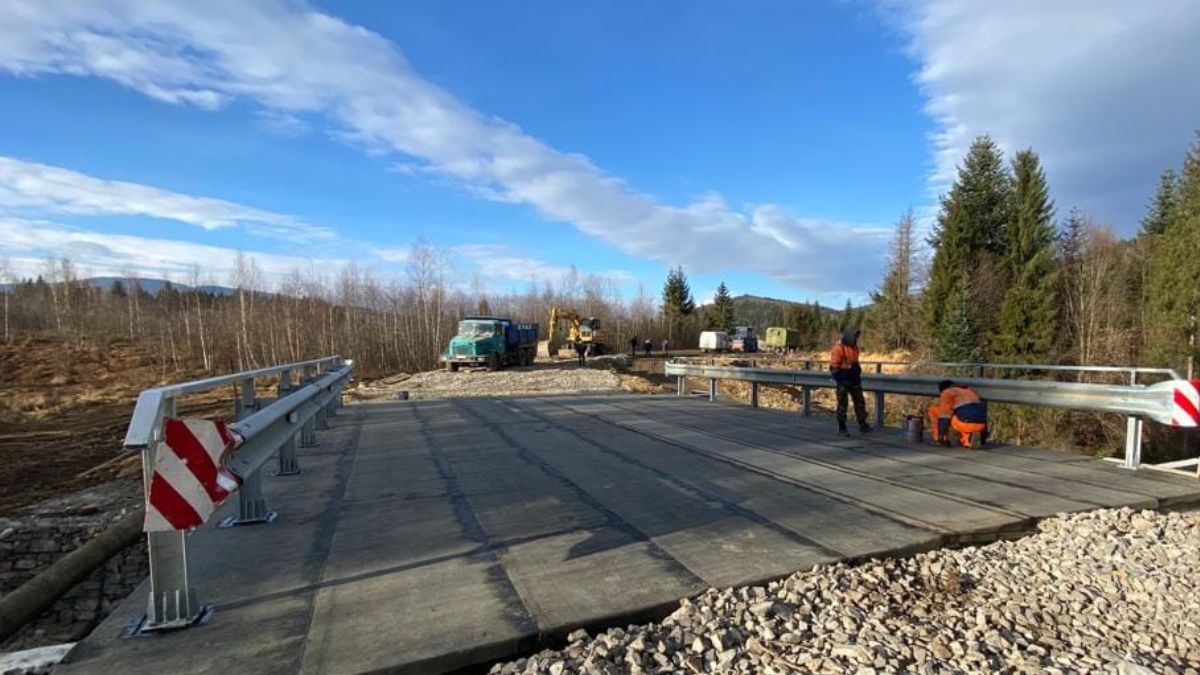 На Калущині завершують ремонт моста, зруйнованого ще в 2020 році