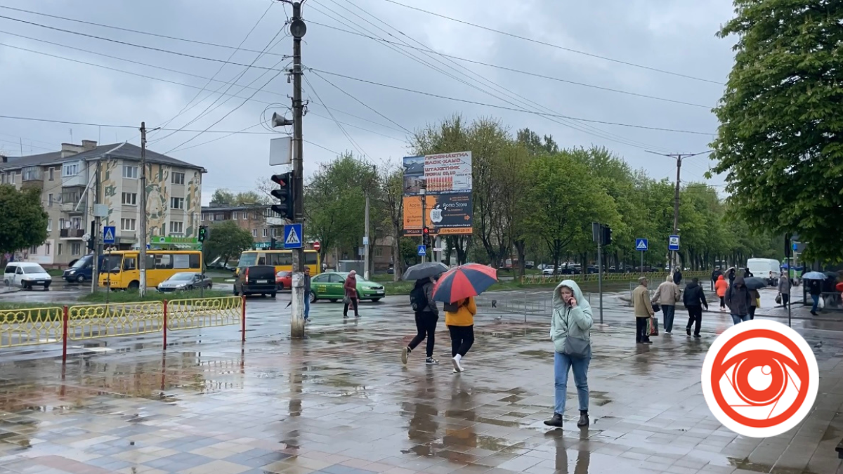 Дощ, парасольки та калабані — дощовий Калуш у квітні | ВІДЕО