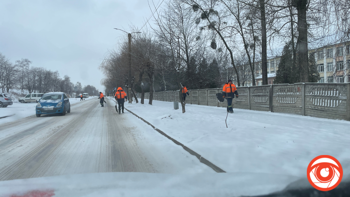 Центральні дороги Калуша замело, працює техніка | ФОТО