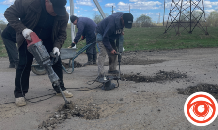 На Рожнятівщині місцеві самостійно латають критичні ями на дорозі | РЕПОРТАЖ