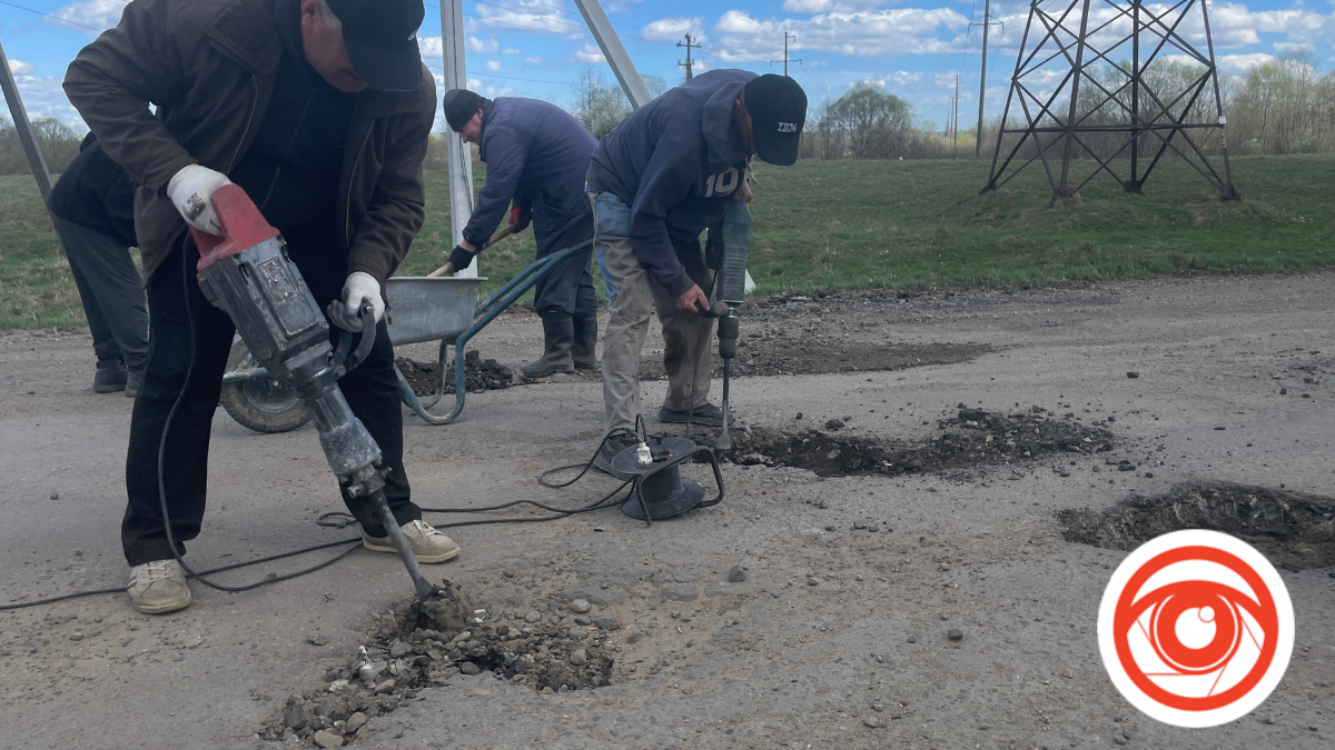 На Рожнятівщині місцеві самостійно латають критичні ями на дорозі | РЕПОРТАЖ
