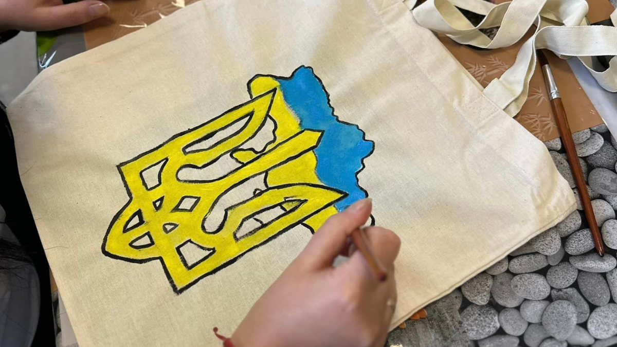 У Калуші діти із Донеччини розмальовували шопери: ділилися своїми емоціями у малюнках