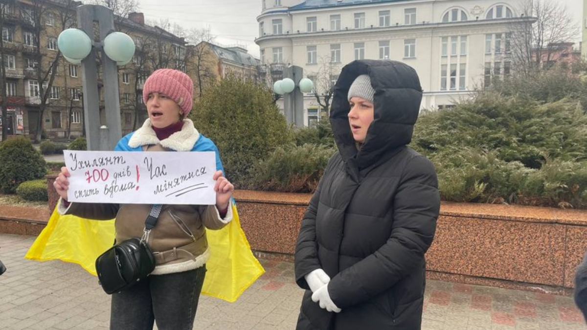 За демобілізацію військових після 18 місяців служби: у Франківську відбувся мирний пікет