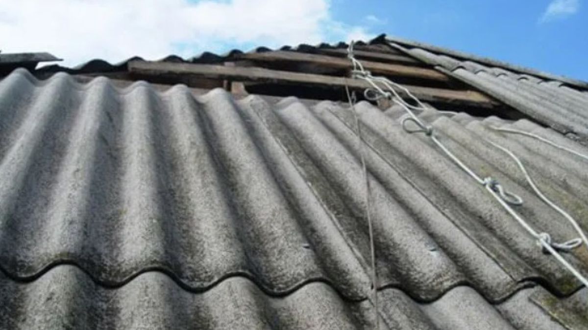 Вітер пошкодив дах на народному домі у Середньому Бабині 