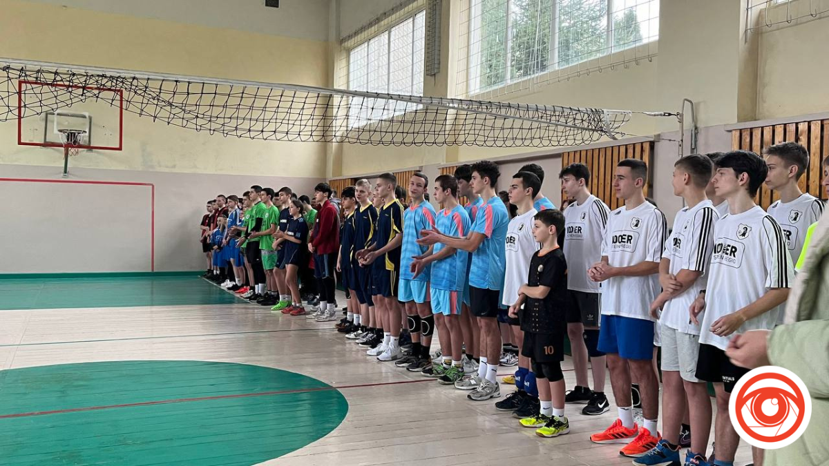 У Калуші проходить традиційний турнір з волейболу серед школярів до Дня вшанування учасників бойових дій