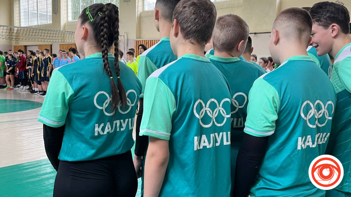 У Калуші проходить традиційний турнір з волейболу серед школярів до Дня вшанування учасників бойових дій