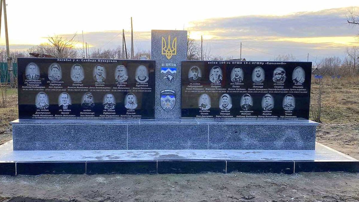 На Київщині спорудили меморіал у пам'ять про захисників села. Серед них — калушани