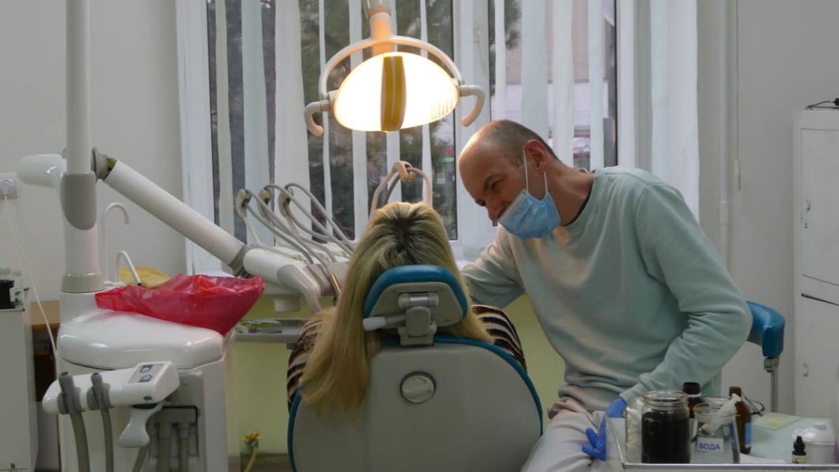 Калуські стоматологи застосовують окуляри для скринінгу раку