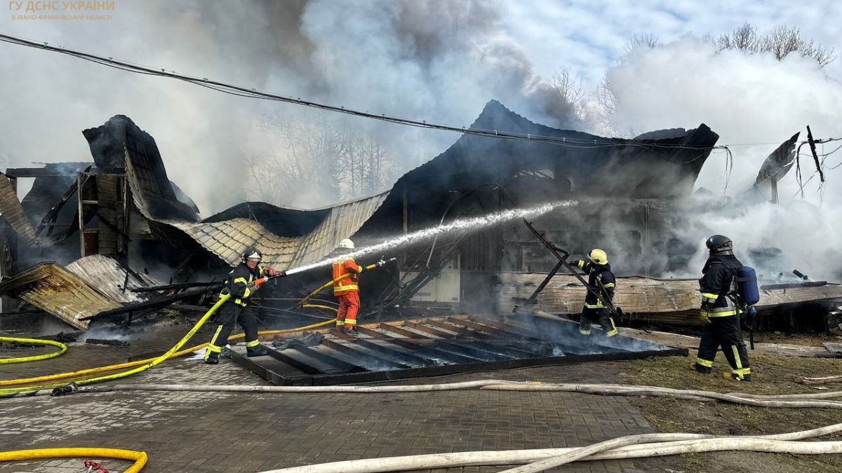 На Прикарпатті згоріло СТО. Пожежу гасили 33 рятувальники | ФОТО