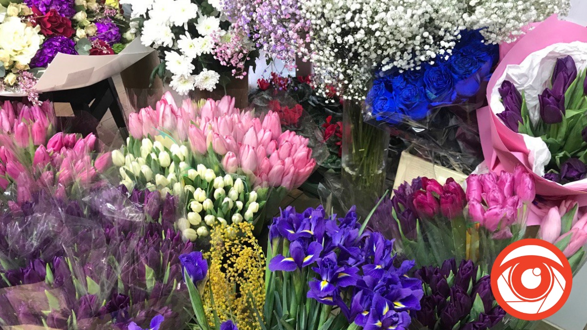 Сині тюльпани й букети за 2000 гривень. Що сьогодні коїться у квіткових крамницях Калуша