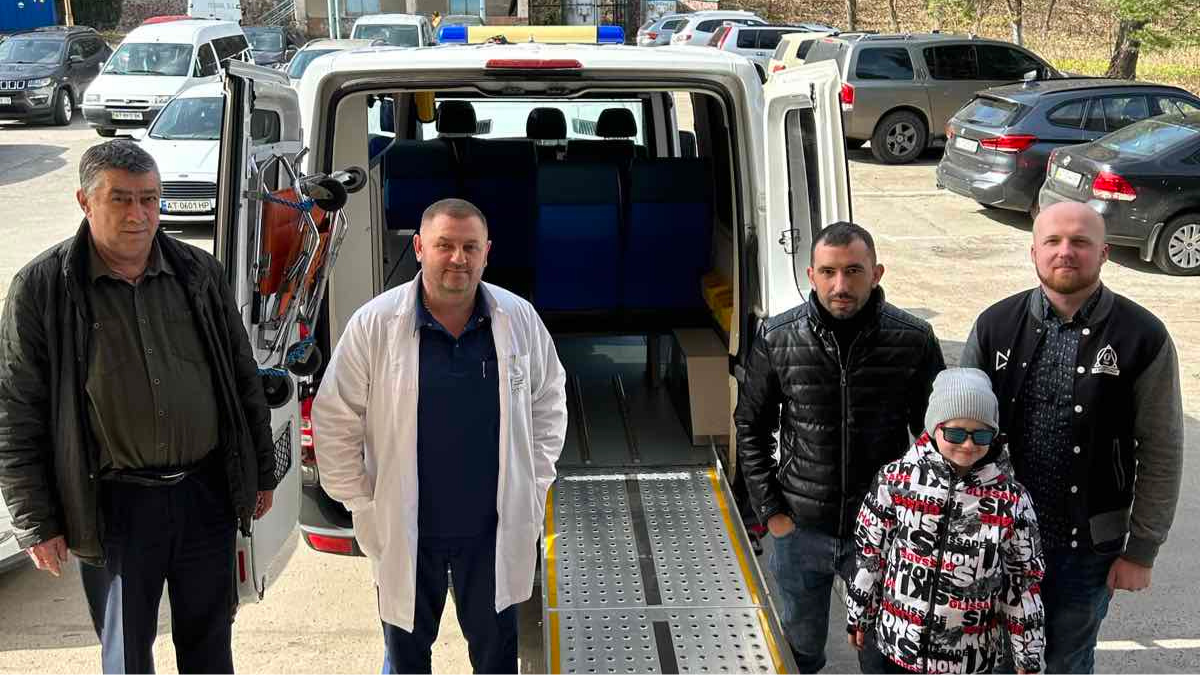 Благодійники передали Калуській ЦРЛ автомобіль "швидкої допомоги"