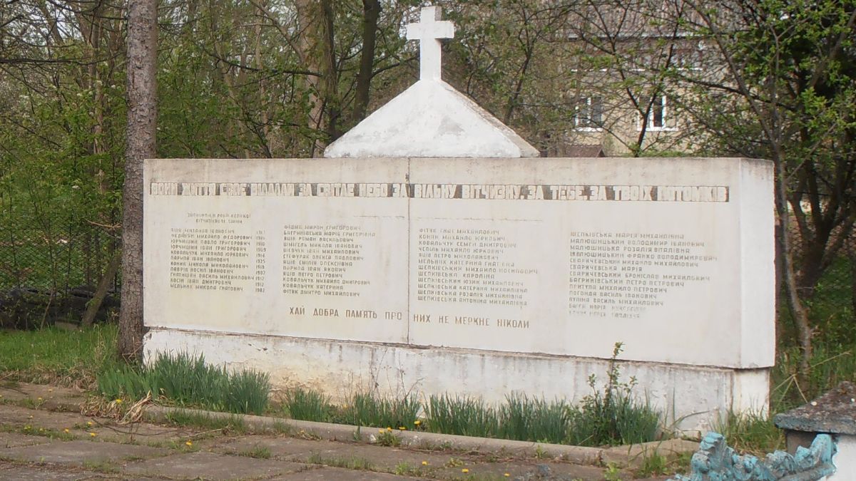 У Тужилові частково демонтують радянський пам'ятник