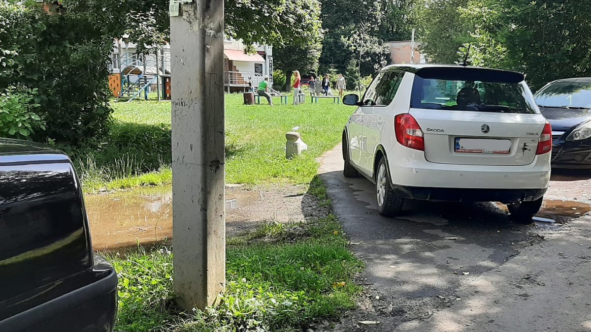 За один день — 45 штрафів за паркування на дитячих майданчиках у Калуші