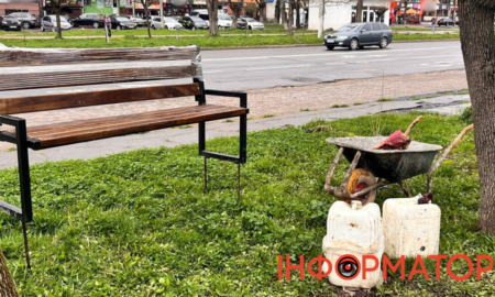 Комунальники встановлюють лавочки на проспекті Лесі Українки у Калуші | ФОТОФАКТ