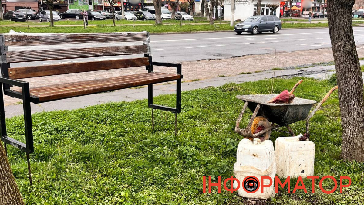 Комунальники встановлюють лавочки на проспекті Лесі Українки у Калуші | ФОТОФАКТ