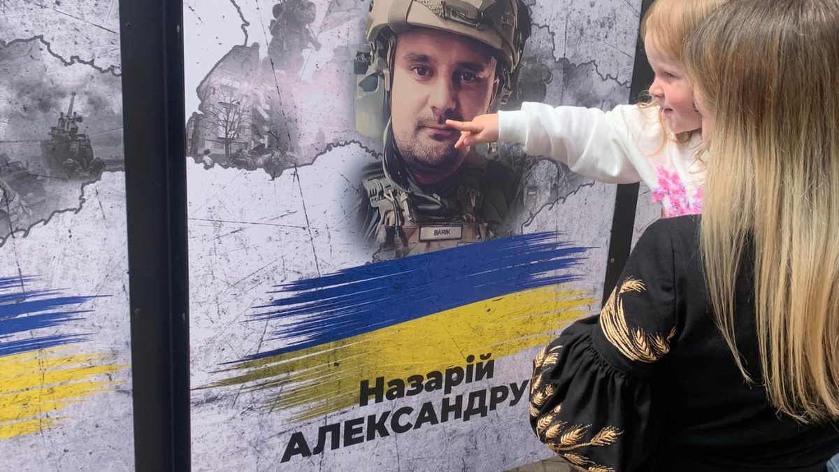 Дружина молодого воїна з Прикарпаття просить підписати петицію, щоб присвоїти йому звання Героя України
