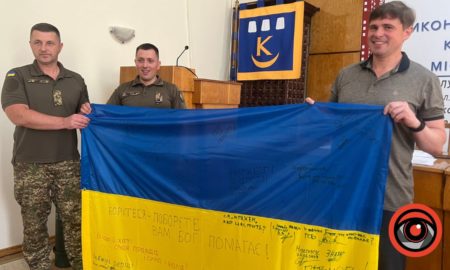 Подяка громаді: воїни з молодого підрозділу передали у Калуш прапор
