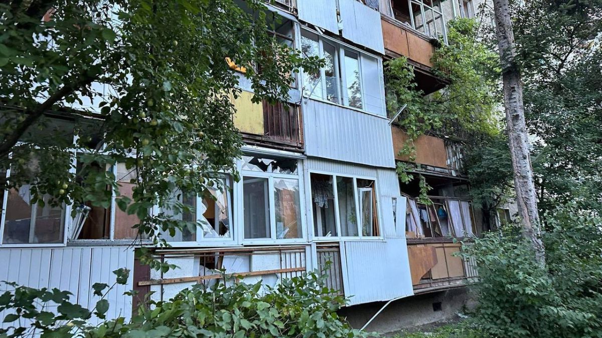 Марцінків показав побиті у будинках вікна та пообіцяв мешканцям компенсацію | ФОТО