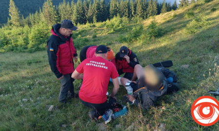 Надзвичайники врятували травмованого туриста в горах