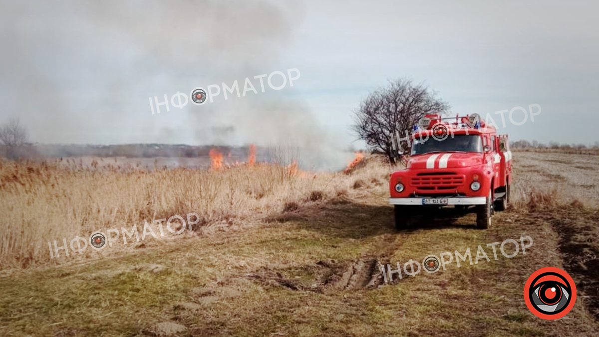 На Калущині пожежа сухої трави перекрила видимість на дорозі