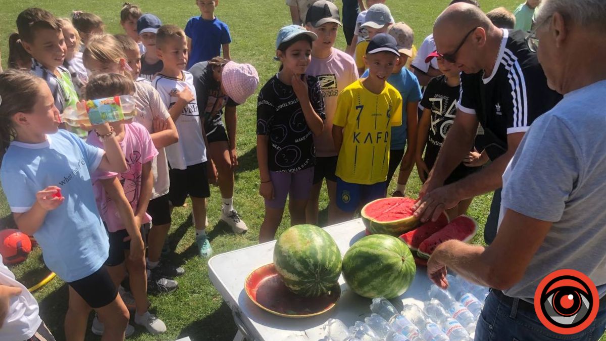 Всі чекають на кавун