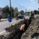 На вулиці Грущевського у Калуші прокопують новий каналізаційний злив