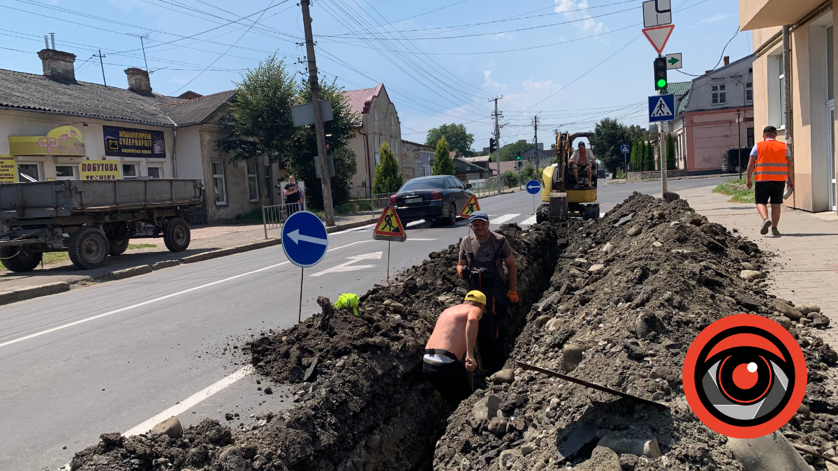 На вулиці Грущевського у Калуші прокопують новий каналізаційний злив