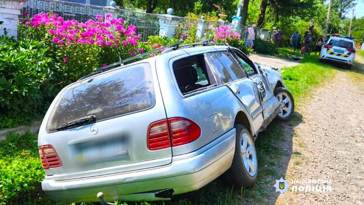 Смертельна ДТП у Томашівцях: автомобіль в'їхав у бетонну електроопору