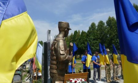 На могилі воїна Василя Завадецького встановили об’ємну високу скульптуру | ФОТО