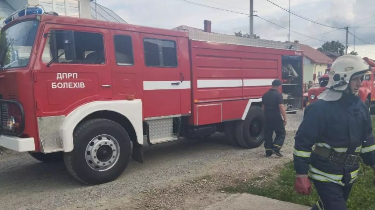 У Калуші горіло горище в будинку, а в Болехові — господарська споруда