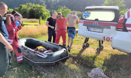 На Калущині надзвичайники врятували чоловіка з острівця посеред річки