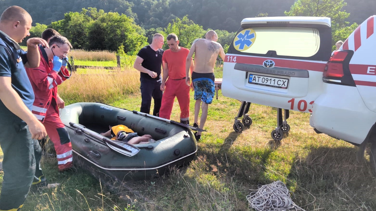 На Калущині надзвичайники врятували чоловіка з острівця посеред річки