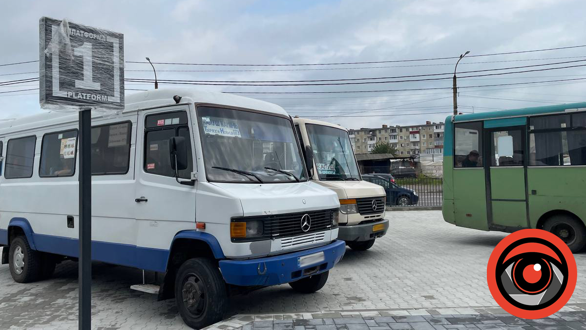 Сільські автобуси не зупиняються на деяких зупинках Калуша, а водії вимагають доплату