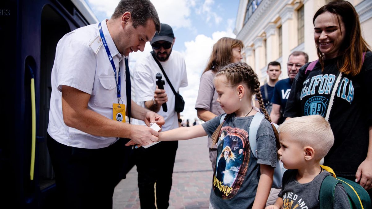 Через Прикарпаття вже курсує потяг із дитячим вагоном. Як він виглядає?