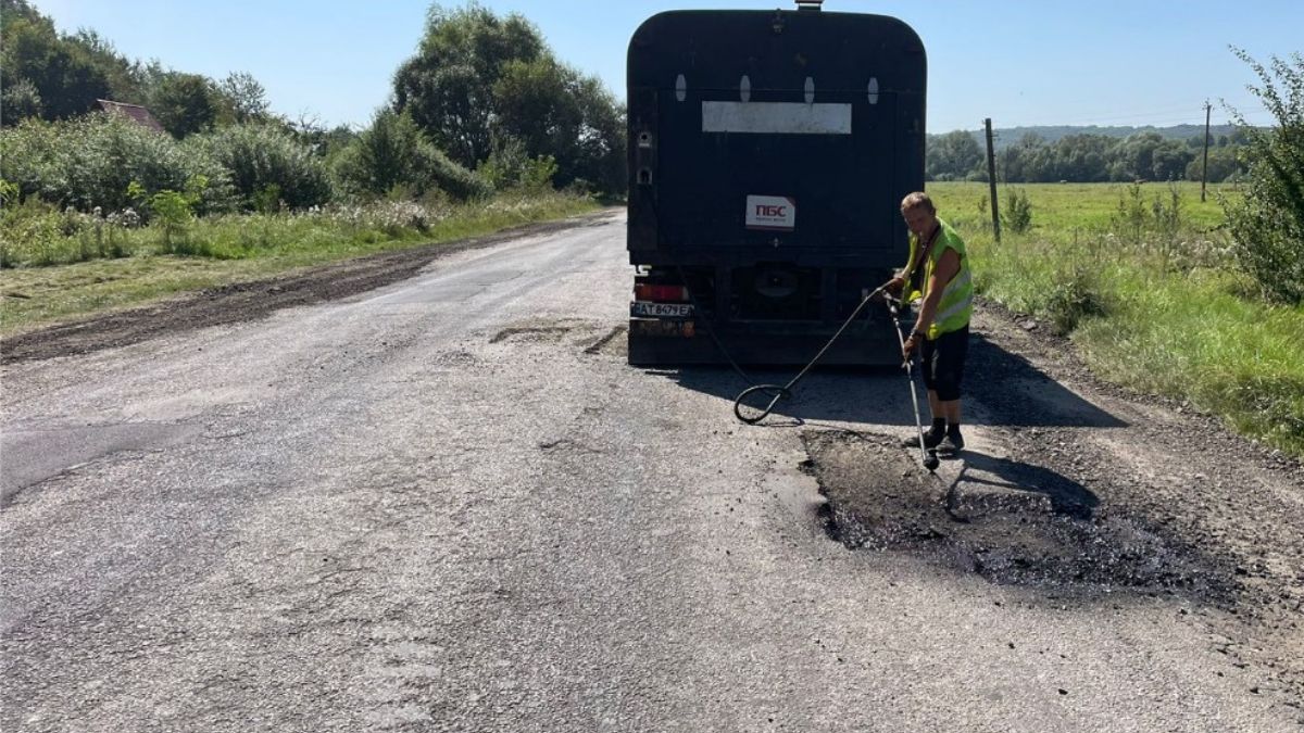 У Калуській та Войнилівській громадах працюють дорожники