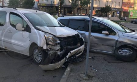 Одна автівка — без колеса, інша — без бампера. У Калуші сталася ДТП | ФОТО