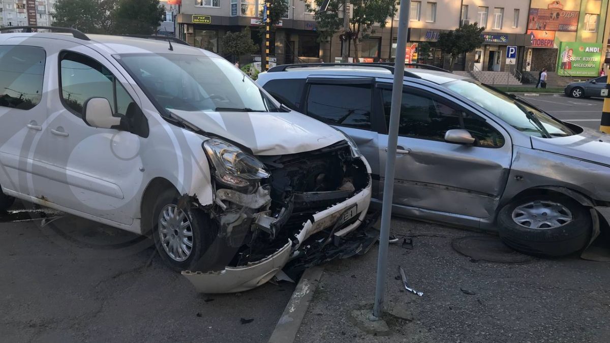 Одна автівка — без колеса, інша — без бампера. У Калуші сталася ДТП | ФОТО