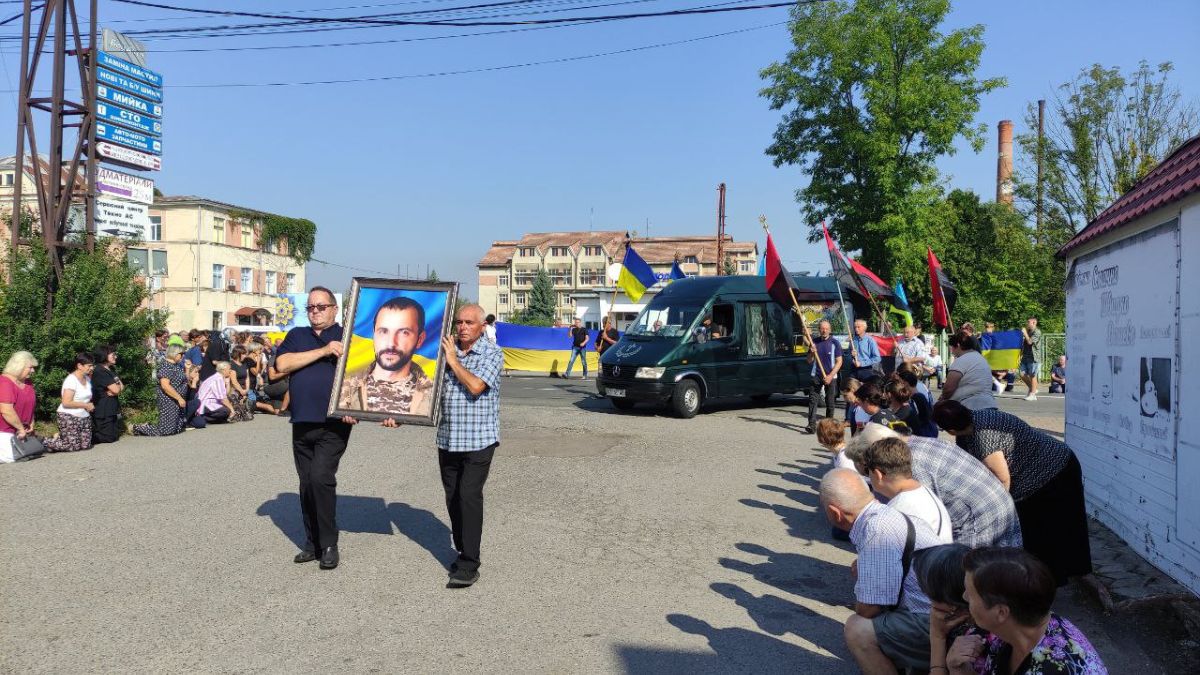 Брошнів-Осадська громада зустріла воїна Олега Гудима. Прощатимуться з ним завтра