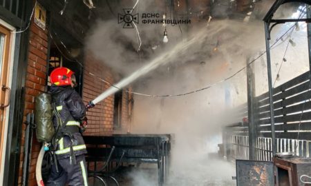 Рятувальники оприлюднили фото та відео з місця масштабної пожежі в Івано-Франківську