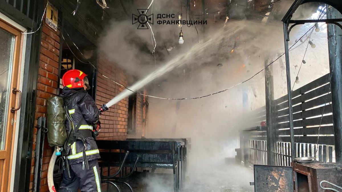 Рятувальники оприлюднили фото та відео з місця масштабної пожежі в Івано-Франківську