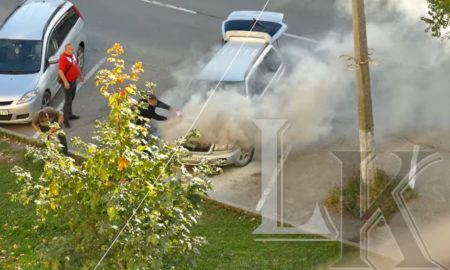 У Калуші перехожі врятували авто, яке раптово зайнялося | ВІДЕО