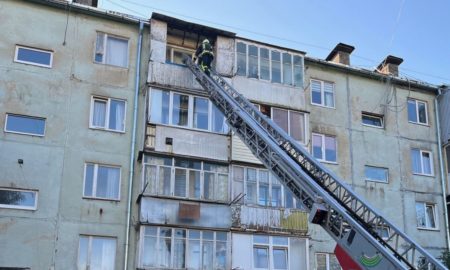 У Калуші рятувальники через вікно на п'ятому поверсі дісталися до пенсіонера | ФОТО